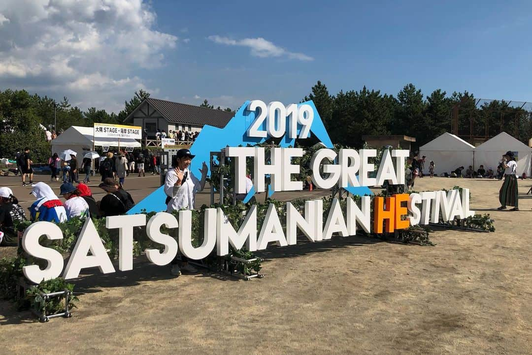 シーサーさんのインスタグラム写真 - (シーサーInstagram)「・ SOILタブさん主催フェス. THE GREAT SATSUMANIAN HESTIVAL. 今回はHEY-SMITH猪狩くんと共にモンパチのサポート♬ まだまだ夏の桜島の麓で サイコウがすぎるフェス!! 夏!!終わっちゃうのか!? まだまだパーティーしたいなぁ。 パーティーしようぜぃ！ ピス！  お写真 @hayachinphoto #GSH19 #thegreatsatsumanianhestival #ヘス #サツマニアンヘス#mongol800 #heysmith #soilandpimpsessions #ありがとう様 #キヨちゃんのジャンプ #久々に見た」10月6日 3時07分 - __seasir__