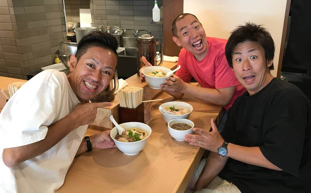 松本康太さんのインスタグラム写真 - (松本康太Instagram)「『麺匠 一粒万倍』特製らーめん♪祇園花月の合間に、チーモンチョーチュウ菊地くんと福人(ふくんちゅ)ちゃんと三人で、三条にあるラーメン屋さん「一粒万倍」へ(^○^) とても美味しいのです♪麺は蒲田の製麺所から取り寄せてるこだわり(^-^)♪ #京都 #三条 #ラーメン #麺匠一粒万倍 #一粒万倍 #醤油ラーメン #祇園花月 #吉本興業 #レギュラー松本 #あるある探検隊 #チーモンチョーチュウ菊地 くん#福人 ちゃん #ramen」10月6日 14時33分 - aruarutankentai.matsumoto