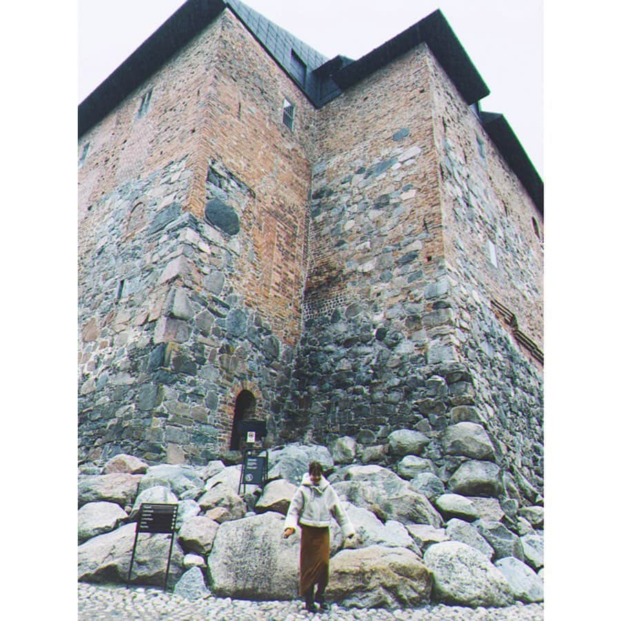 猪鼻ちひろのインスタグラム：「🏰﻿ 猪鼻を探せ🔍 フィンランド3大古城のひとつ、ハメ城(Hämeen linna)へ。﻿ 美しいレンガ造りや実際に行くと分かる大きさ、 歴史を感じました。カッコいい建物だった。 2枚目の写真の場所ではパーティも出来るらしい😮 ﻿ ﻿ 📝 ヘルシンキから100キロほど北上した先にあるハメーンリンナという街は、実は街の名前自体が訳せば「ハメ城」となる城下町。湖のようにも見えるヴァナヤヴェシ（Vanajavesi）という穏やかな支流のほとりにあり、ヘルシンキからタンペレへと向かう列車からも、ハメーンリンナ駅を過ぎた直後にその美しい全景を眺めることができます。 ハメ城は、フィンランドの中世のお城で、13世紀の終わりに、スウェーデンの伯爵 Birger の十字軍に従い造られたものだと言われています。お城とその周辺は、1837～1972年まで、刑務所として使用されていました。お城の主要部は、現在、歴史的な記念碑となっています。﻿ #ハメ城 #ハメーンリンナ  #旅の記録 #とにかくサウナでしたがサウナ以外も #フィンランド観光﻿ #最後の写真なに #帽子がめちゃくちゃ大きい#ちひろtripフィンランド」