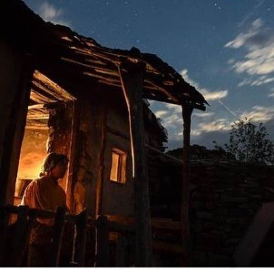 サラ・ジェシカ・パーカーさんのインスタグラム写真 - (サラ・ジェシカ・パーカーInstagram)「"Honeyland" The astonishing, visually breathtaking, intimate yet epic story of beekeeper Hatidze Muratova. A woman I shall never forget.  There is a reason this film is collecting every documentary prize and award.  Congratulations to the filmmakers @ljubomirstefanov and @tamarakotevska and thank you for allowing us to travel with you. I will follow you both anywhere. Currently playing in NYC @quadcinema. Check your local listings and I feel certain it will be among the greats nominated for an Oscar and available for wider release or streaming.  X, SJ Edited by me. There is much discussion about this post. More specifically choice of country name and what I gleaned from all the interviews and reviews I read after seeing this extraordinary film. My point was to direct as many audiences that I could to this story and exceptional documentary. I take no political position as I feel ill informed and not equipped. I will make it my business to learn more. In turn I hope all will make it their business to  be an audience for "Honeyland"」10月6日 13時13分 - sarahjessicaparker