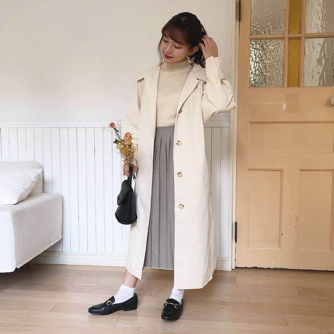 mellowneonさんのインスタグラム写真 - (mellowneonInstagram)「♡ mellow推しtrench coart ♡ . 秋はやっぱりトレンチコートがおすすめ🧥♥️ 再販！！大人気リボントレンチコート🎗と新作 cream trench coart 🥺 . #mellowneon#メロウネオン#韓国ファッション#トレンチコート#お洒落さんと繋がりたい#おしゃれさんと繋がりたい#着まわしコーデ#着まわし#秋服#秋服コーデ#花柄ワンピース#ワンピース#ディズニーコーデ#アウター」10月6日 13時16分 - mellow_neon