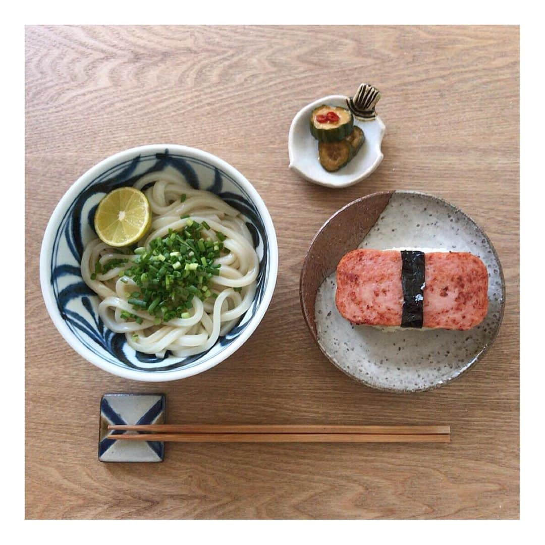 船曳ひろみさんのインスタグラム写真 - (船曳ひろみInstagram)「朝昼ご飯 冷凍うどん茹でてごま油、ポン酢、ネギ かけるだけ(すだちとかあれば◎) #スパムおにぎり　#Piごはん🍴」10月6日 13時16分 - hiromi_funabiki