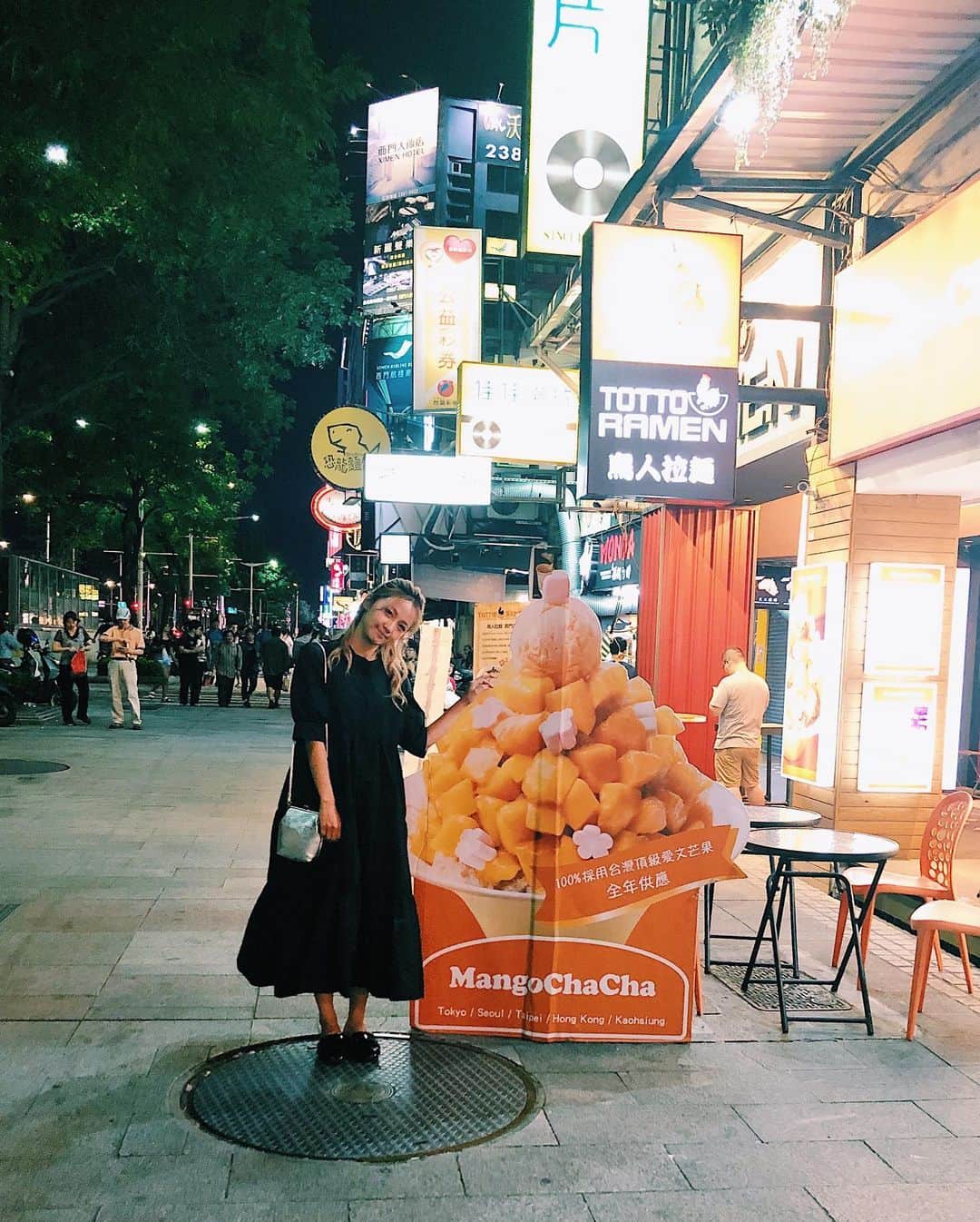 Ami さんのインスタグラム写真 - (Ami Instagram)「台湾之夜真的很有趣❣️❣️﻿ ﻿ 台湾の夜がこんなに楽しいなんて知らなかったよー‼︎ 物価が安いから、クレーンゲームも日本円だと一回30円くらい😳 ついついやっちゃうよね〜。﻿ ２つゲットしたよ♡﻿ マンゴーかき氷も美味しかった‼︎ お仕事終わりの空き時間もめいっぱい満喫して、最高に楽しい台湾旅でした‼︎ お仕事の内容は情報解禁まで待っててね〜😚」10月6日 13時18分 - ami_dream05
