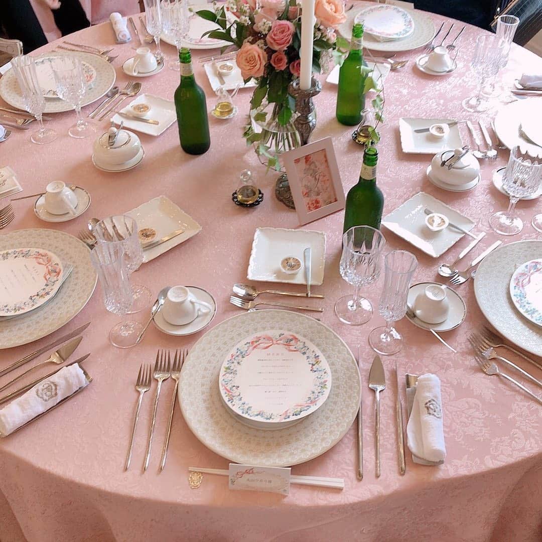 酒元麻衣（まいへー）さんのインスタグラム写真 - (酒元麻衣（まいへー）Instagram)「披露宴会場🌹 テーブルクロスはピンクでオーダー💗💗 キャンドルは持ち込みさせて頂いて、中座でキャンドルの演出もしました♡ アンティークの椅子とシャンデリアに囲まれてとっても幸せでした💐💐 ペーパーアイテムはvintageカード風のデザインにしました♡ #披露宴会場#披露宴#ウエディング#wedding」10月6日 13時29分 - maihee