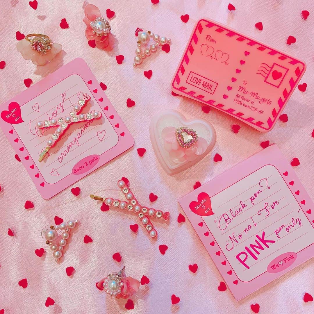 のインスタグラム：「💌💘 . 大好きな #mu_mu Myコレクション💓 . 可愛いすぎて集めたくなる 中毒性のあるスーパー可愛いブランド🎀 . 細かい所まで毎回こだわっていて 世界観もブレずに大切にしてる 一目見て可愛い😍💕ってなるブランド💘 . 身につけるだけでワクワクして 本当に魔法みたいなアクセサリーで 大好きすぎるーっ💝💝💝 . 普段お店もないからイベントとかでしか 買えないけどその特別感も好きっ💋 . popup event が今日までやってるから ぜひ行ってみてねーーー💓 . @namikomori . #mu_mu_pink #アクセサリー #可愛いアクセサリー #pink #ピンク #ピンクマニア #code #fashion」