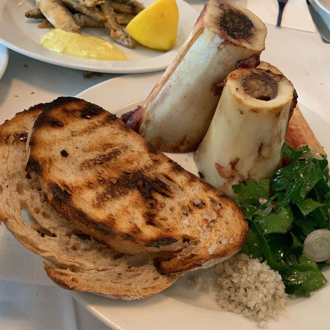 のインスタグラム：「グリルした牛の骨髄をほじくり、 トーストにのせ、塩とグリーンを乗せていただく、絶妙🍴  マテ貝のサラダも、平目も、豚も デザート3種も全て最高でした‼︎ ごきげんランチ！  Londonご飯おいしくなりました〜  #lunch #loveit #london #NATSUKIROCK  #夏木マリ @mari_natsuki」