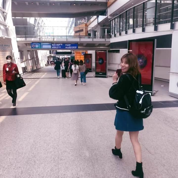 舞希セナのインスタグラム：「無事香港空港着いて着替えました♡ 空港だけど、大丈夫そうだʕ•ᴥ•ʔ 急げ〜♡ 我现在在机场♡ I am at Hong Kong Airport. ーーーーーーーーーーーーーーーーーーーーーーーーーーーーーー♥ #机场 #空港ファッション  #空港 #香港 #香港空港」