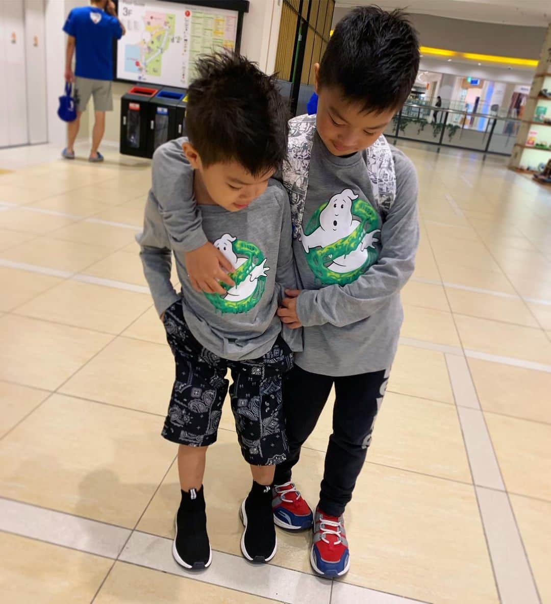 RIEHATAさんのインスタグラム写真 - (RIEHATAInstagram)「these two are very close. they fight a lot they make fun of each other and laugh hard (boys are crazy lol) then the end of the day they always love & cheer each other👬 everytime i see like this i'm so proud to being thier Mom.  couldn't imagine this 7years ago... Thank God for believing in me. we all grown up.💪and continue..❤️ #7yrsold #5yrsold #brothers」10月6日 13時55分 - riehata