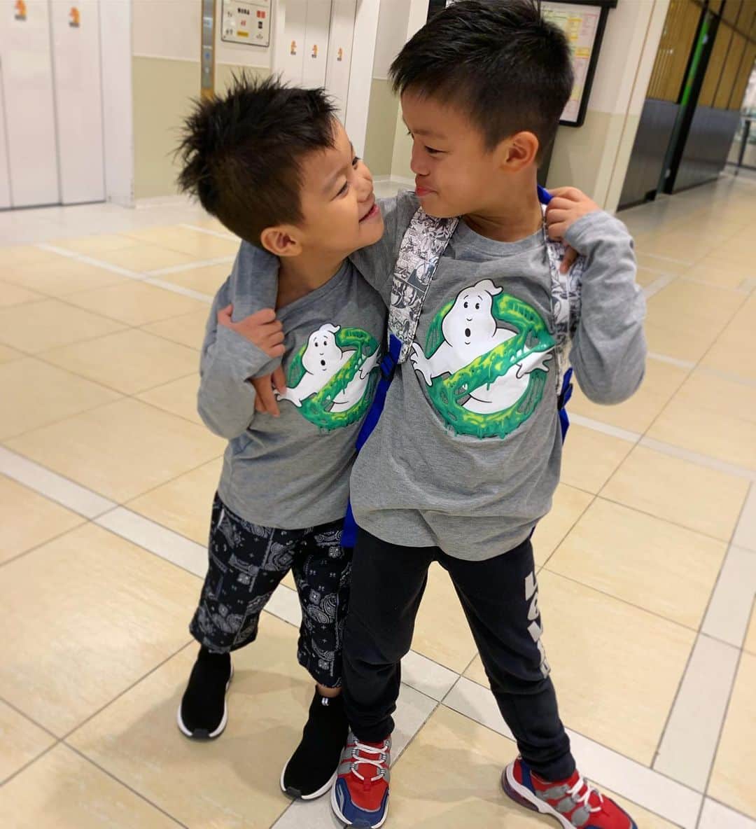 RIEHATAさんのインスタグラム写真 - (RIEHATAInstagram)「these two are very close. they fight a lot they make fun of each other and laugh hard (boys are crazy lol) then the end of the day they always love & cheer each other👬 everytime i see like this i'm so proud to being thier Mom.  couldn't imagine this 7years ago... Thank God for believing in me. we all grown up.💪and continue..❤️ #7yrsold #5yrsold #brothers」10月6日 13時55分 - riehata