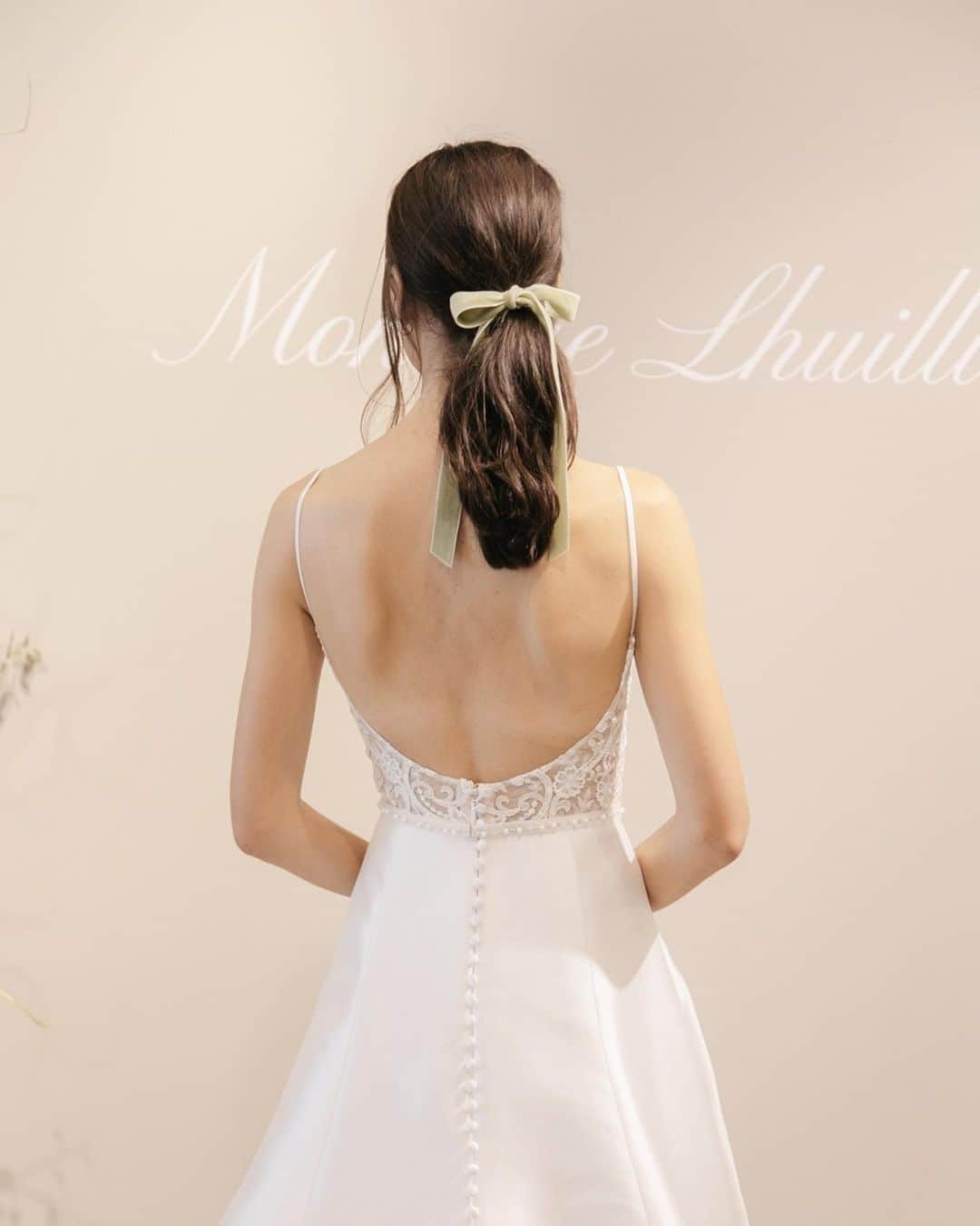 wedding dress 岐阜・名古屋のインスタグラム：「* Monique Lhuillier @moniquelhuillier @moniquelhuillierbride * silver hangersでは Monique Lhuillier のシスターブランド Bliss  Monique Lhuillier をお取り扱いしています🕊 ゆるく結んだポニーテールにベロア素材のリボンを結んで…🎀 秋冬にweddingを迎えられる花嫁様にぴったりのコーディネートですね❤︎ *  #silverhangers #thetreatdressing #treatdressing #weddingdress #nybfw2020  #newyorkbridalfashionweek  #moniquelhuillier  #ウェディングドレス #ウエディングドレス」