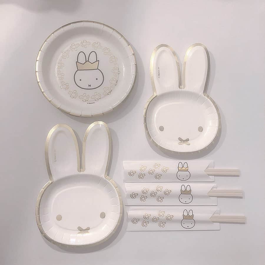 のインスタグラム：「DAISOとコラボしたミッフィーがかわいいって噂！﻿ ﻿ 紙皿や紙コップなどピクニックやパーティに使えるアイテムがたくさんありますよ、﻿ ﻿ ﻿ Thank you♡﻿ @hiromin10  @385chann ﻿ ﻿ ﻿ ﻿ ﻿ ﻿ ﻿ ﻿ ﻿ ﻿ ﻿ #ローリエプレス #ミッフィー #miffy #daiso」