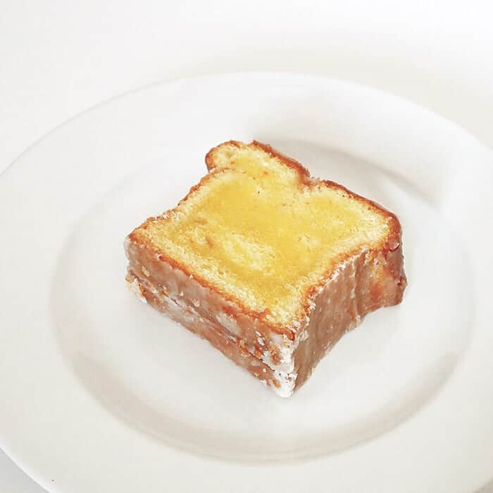 &imaのインスタグラム：「【＆ima KITCHENのケーキセット】 ＆ima KITCHENでは、鎌倉で人気のケーキショップ〈POMPON CAKES BLVD.〉のケーキをケーキセット（ドリンク付）でお届けしています。  今月のケーキセットは〈ミルクティーシフォンケーキ〉と〈ウィークエンドシトロン〉の2種類です。  アールグレイの茶葉の豊かな香りと、ふわふわとした生地にもっちりとした食感がやみつきになる〈ミルクティーシフォンケーキ〉には〈POMPON CAKES BLVD.〉監修のふんわり滑らかな生クリームをプラス。レモンをたっぷり使用したパウンドケーキの〈ウィークエンドシトロン〉もおすすめです。ティータイムのひとときに、ぜひお試しください。  本日もバーニーズ　ニューヨーク横浜店7Fでお待ちしております。  #andima #coffee #sweets #カフェ #眺めのいいカフェ #港 #アンドイマ #横浜 #元町中華街 #バーニーズニューヨーク横浜店 #シフォンケーキ #ウィークエンドシトロン #レモン #ミルクティー #スペシャルティコーヒー」