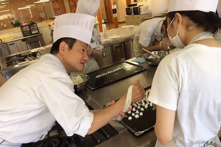 神戸製菓専門学校（公式）さんのインスタグラム写真 - (神戸製菓専門学校（公式）Instagram)「🌈オープンキャンパス🌈  #さつまいもタルト 作りでした🍠🍰ショートニングを使ってパティシエの基礎技術、絞りの練習をしてから、作ったタルトに生クリームを使ったデコレーションを行いました✨来週のオープンキャンパスのご予約もまだまだ受付中です🌰🍠😊 #神戸製菓 #神戸製菓専門学校 #神戸製菓専門学校oc #さつまいも #タルト #おいもスイーツ #秋スイーツ #スイーツ #パティシエ #製菓 #製菓専門学校 #オープンキャンパス #秋 #ハロウィンスイーツ #ハロウィン #おうちカフェ #手作りお菓子 #お菓子作り好きな人と繋がりたい #カフェ #神戸 #三宮 #pattistagram2019」10月6日 14時24分 - kobeseika_info