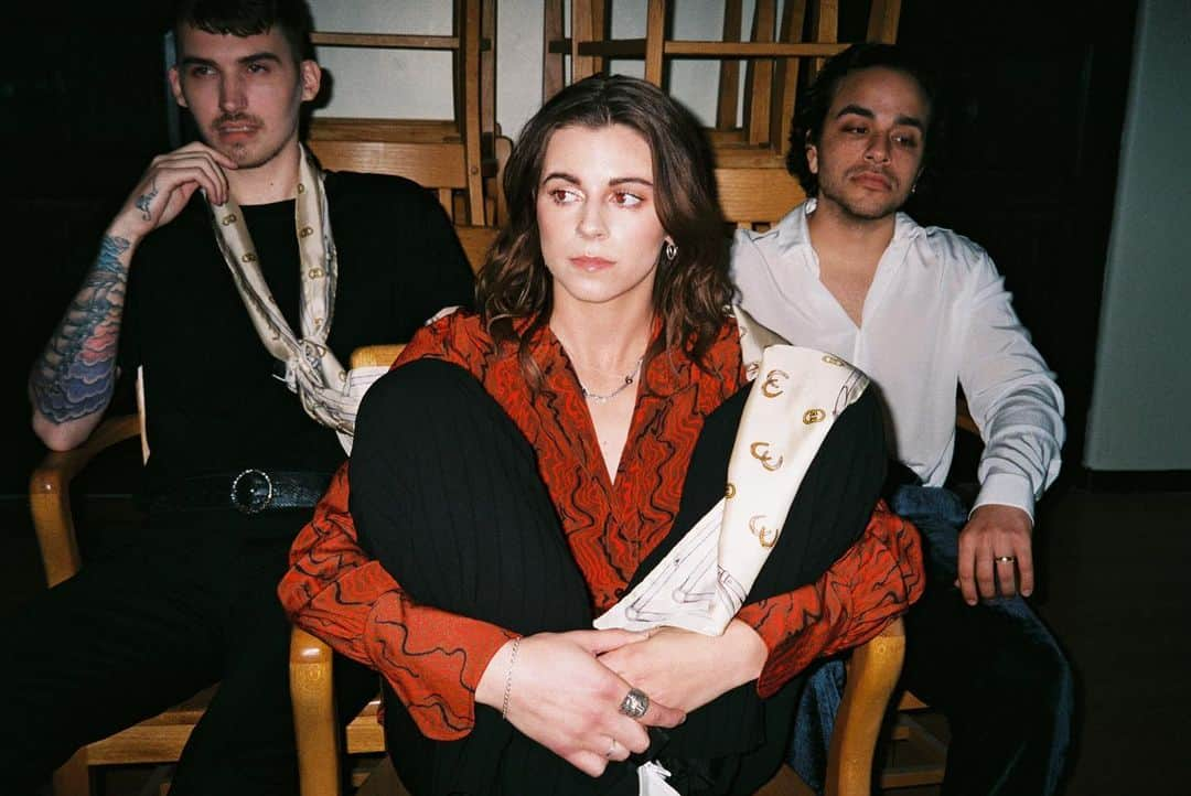 PVRISのインスタグラム：「We’re excited to finally share this with you all!⠀ ⠀ ⠀ ⠀ It’s a photo of us sitting in chairs. This is not the cover of our new EP, however.⠀ ⠀ 📷 @lindseybyrnes」