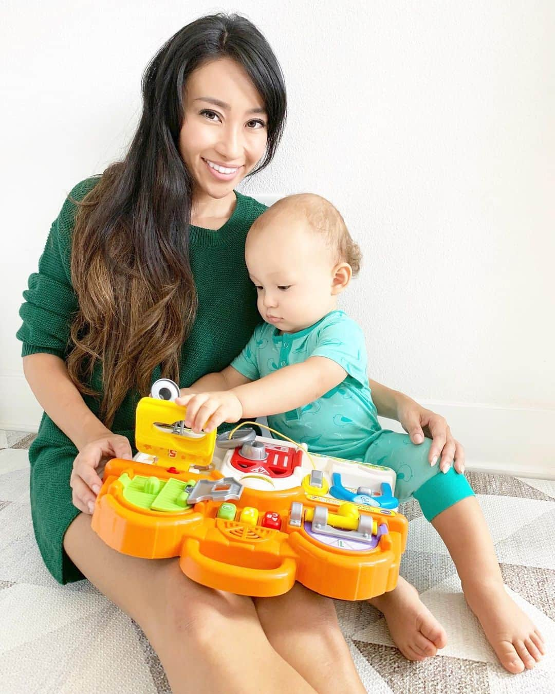 春名愛海さんのインスタグラム写真 - (春名愛海Instagram)「ahhh Toddler👶🏻Leo is so busy and curious about everything ❤️ I am a huge fan of @vtechtoys educational toys and got this toy that teach him how to lock and unlock👌🏻 #ad I am bit scared of him learning how to unlock his gate tho🤣 . 知育おもちゃと言われるとついつい買ってしまうママです🙋🏻‍♀️ これは色々な鍵の開け閉めを学べるんだけど。。。ベビーゲート開けられるようにならないかちょっと不安😂 . . . #vtechtoys #educationaltoy #educationaltoys #happybaby #toddler #baby #babytoy #知育 #知育玩具 #知育おもちゃ #１歳 #oneyearold #momlife #mamalife #motherhood #mommyandme #boymom #赤ちゃんのいる生活 #男の子まま #momfashion #motherandson #matchymatchy #sweaterweather #revolveme #revolve」10月6日 6時01分 - amiharuna