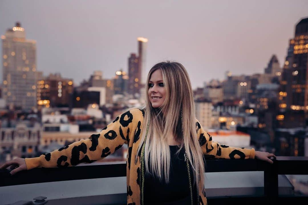 アヴリル・ラヴィーンさんのインスタグラム写真 - (アヴリル・ラヴィーンInstagram)「I’m considering moving back 🗽」10月6日 6時07分 - avrillavigne