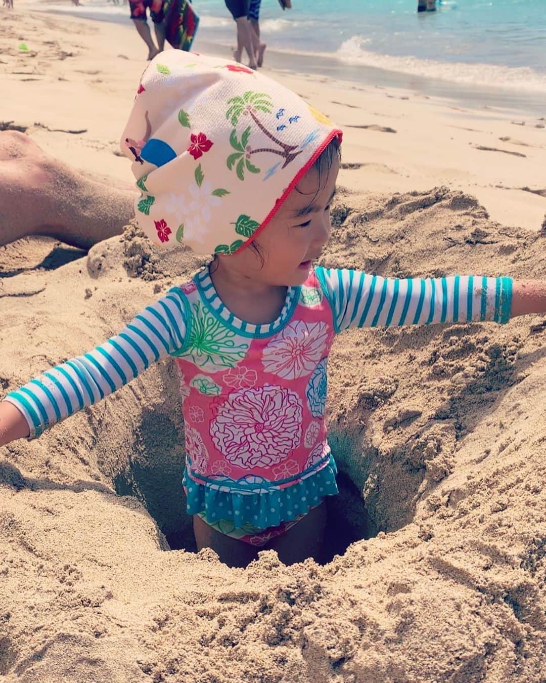 板井麻衣子さんのインスタグラム写真 - (板井麻衣子Instagram)「. #旅のおもひで#マウイ . 2歳9ヶ月のお団子娘、初めての海〜🏖（お母ちゃんも何年ぶりかの水着〜） マウイでは、北東部のカパルアビーチ、パイーアのボールドウィンビーチ、それからハナのハモアビーチも素晴らしかった！それから最後にワイキキも少し。ビーチという超巨大お砂場を前に、もうお団子大興奮！サンセットまで遊び倒しました(^^) ビーチはもちろん、滞在中数日間お世話になった友人 @saitomie さんのお家のお庭など、しばしば裸足で駆け回っていた我が子。全身全感覚から沢山新しい刺激も受けて、少し日焼けもして、帰る頃にはちょっとだけ逞しくなった気がしました❤️ そして相変わらずほっかむりスタイルww . . #maui#hawaii#kapalua#paia#baldwinbeach#hana#hamoabeach#beach#triptomaui#マウイ島#カパルアビーチ#パイア#ボールドウィンビーチ#ハナ#ハモアビーチ#旅#ハワイ」10月6日 6時54分 - maikorophone