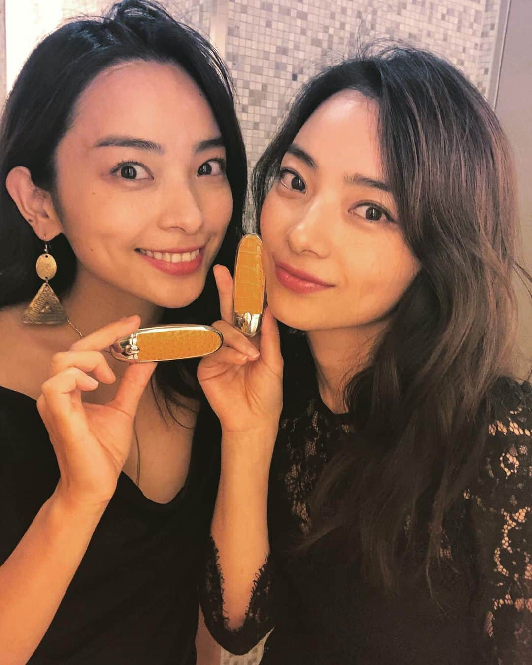 蒼あんなさんのインスタグラム写真 - (蒼あんなInstagram)「レナぴょんとお揃いで作りました♡💄💋ななちゃんの結婚式に2人でお揃いつけていった😂❤️ ミラーに刻印できるから、それぞれの名前入れられて間違えないから良かった笑 なにせいつもそれ私のじゃない？ってケンカになる🙋‍♂️笑 . . 我們一起自訂guerlain口紅♡💄💋自己名字刻在鏡子上面💓我們常常買同一個東西 沒有名字就每次搞錯哪個是自己的😂好好這個不會🙋‍♂️哈 . #we❤ルージュジェ #マイルージュジェ #ゲラン  #guerlain #lipstick」10月6日 7時23分 - twins_anna