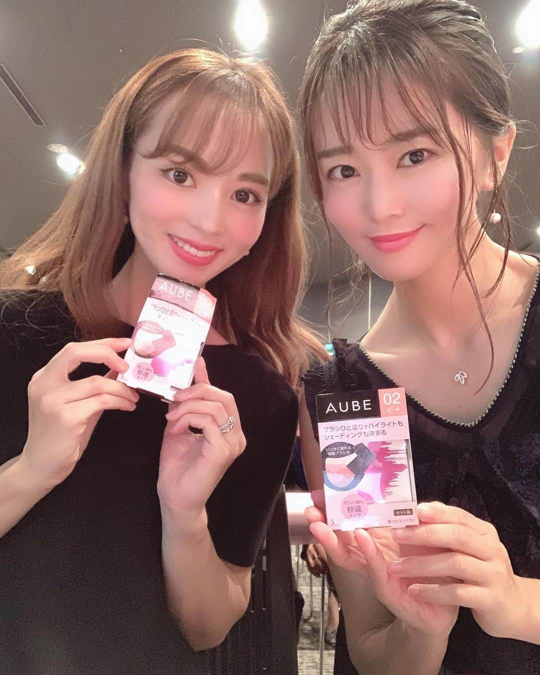 佐野真彩さんのインスタグラム写真 - (佐野真彩Instagram)「AUBEのイベントに招待していただき参加してきました💄 . 今回【リレー形式で動画を撮りあった最多人数】のギネス記録にチャレンジ！ということで私も参加させていただき、ギネス更新の場面に立ち会う事が出来ました🎉 その人数...276人✨✨ . 記録にチャレンジするのに使用した #ワンショットチーク 🧚🏻‍♀️ ひと塗りでハイライトもグラデーションも叶えてくれる優秀なチークでした☺️ 忙しい朝にピッタリでこれから使おうっと💓 . . #AUBE #ギネス世界記録チャレンジ #PR #チーク #コスメ」10月6日 7時16分 - sano.maya