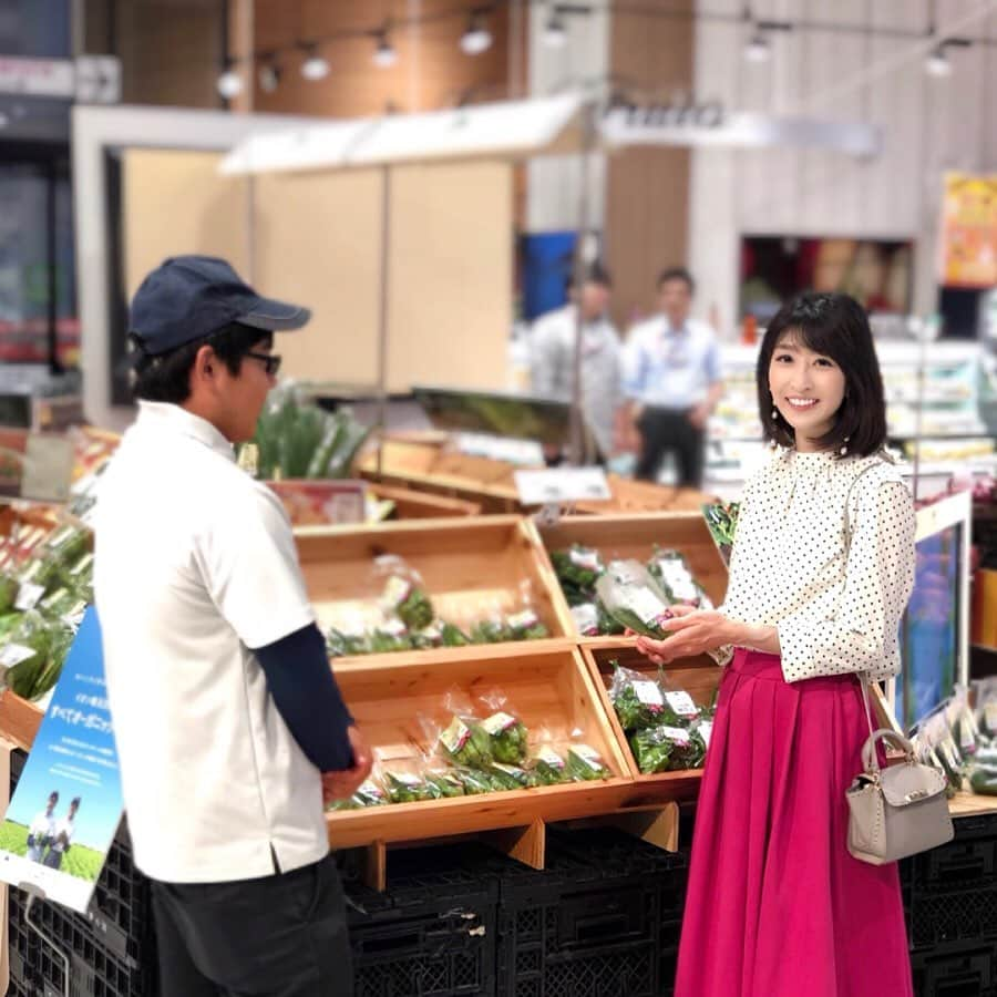 土屋香織さんのインスタグラム写真 - (土屋香織Instagram)「𖢭. 子供達に食べさせるものは 特に色々と気を使っています。 イオントップバリュ @topvaluofficial グリーンアイオーガニックのお野菜をお買い物。 売り場にいらっしゃった生産者さんとお話し。 熱意やこだわりを聞くと 商品の良さがわかるので 作り手さんと直接お話しできるこういう機会って好き。 . 試食させていただいたオクラは 茹でただけでドレッシングもかけてないそのままなのに とっても甘みがあって 本当に美味しかったです♡ . ちなみにオクラが部分的に黒くなってるのって 収穫したばかりでも移動の温度の変化でそうなっちゃうらしく。 てっきり古いものが黒いというイメージだったので 教えていただけてほんとよかった！ . お買い物したお野菜で 何作ろうかなー( ˘͈ ᵕ ˘͈ )✩⡱ . . . #トップバリュグリーンアイ #グリーンアイオーガニック #グリーンアイPR #myhappygreen . #クッキング #料理 #cooking #デリスタグラマー #オーガニック #organic #deristagrammer #クッキングラム #家庭料理 #フーディテーブル #おうちごはん #タベリー #丁寧な暮らし #genic_mag #mineby3mootd #locari #mery #4yuuu #lin_stagrammer #wp_deli_japan #コドモノ #コズレ #mamanoko #コドモダカラ #イットママ #キッズコミュ」10月6日 7時32分 - kaorintsuchiya