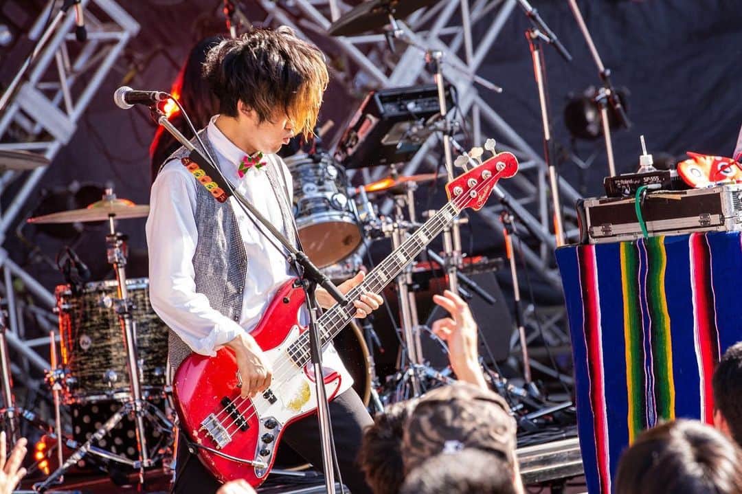 長島涼平のインスタグラム：「the  band apart 「SMOOTH LIKE GREENSPIA 2019」ありがとうございました！！ バンアパはもちろん最高だったし、服部緑地公園のロケーションもすごい気持ち良かったー！出れて本当嬉しかったっす！  本日はさっそくバンアパのロンTを着ながら静岡に移動しております。  #thebandapart #thetelephones  photo by @tarururutu」