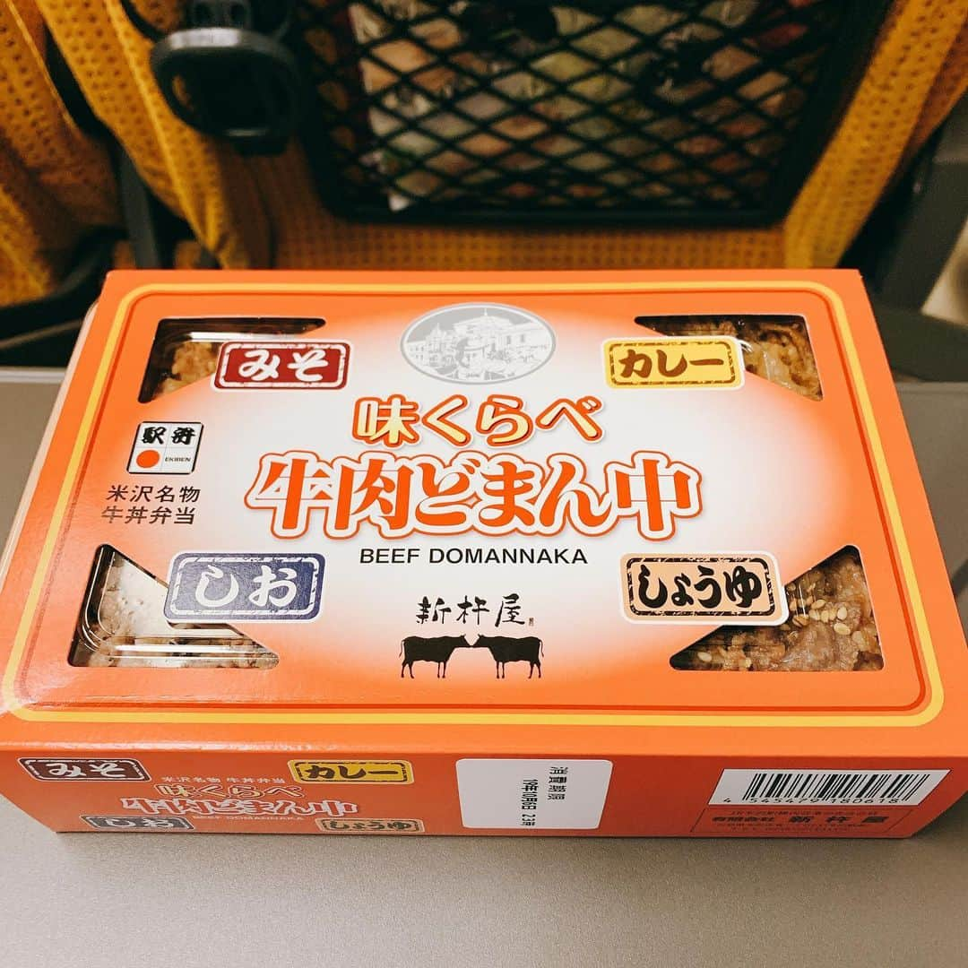 三遊亭とむのインスタグラム：「味くらべ牛肉どまん中弁当  東京駅1500円  以前も紹介した大人気牛肉どまん中弁当の 四種の味付けバージョン！  カレー良かったなぁ！！ 通常の牛肉どまん中弁当より少し割高ですが 試す価値あり。。ちなみに僕は通常のやつの方が好き笑  88点  ただ、当たり前ですが塩味を先に食べないと 塩味の個性しんじゃいます…しぉうがないよね…  #駅弁 #駅弁コンシェルジュ #味くらべ牛肉どまん中弁当 #新杵屋#駅弁評論家 #牛肉どまん中弁当#おべんたぐらむ #ダジャレ #落語家」