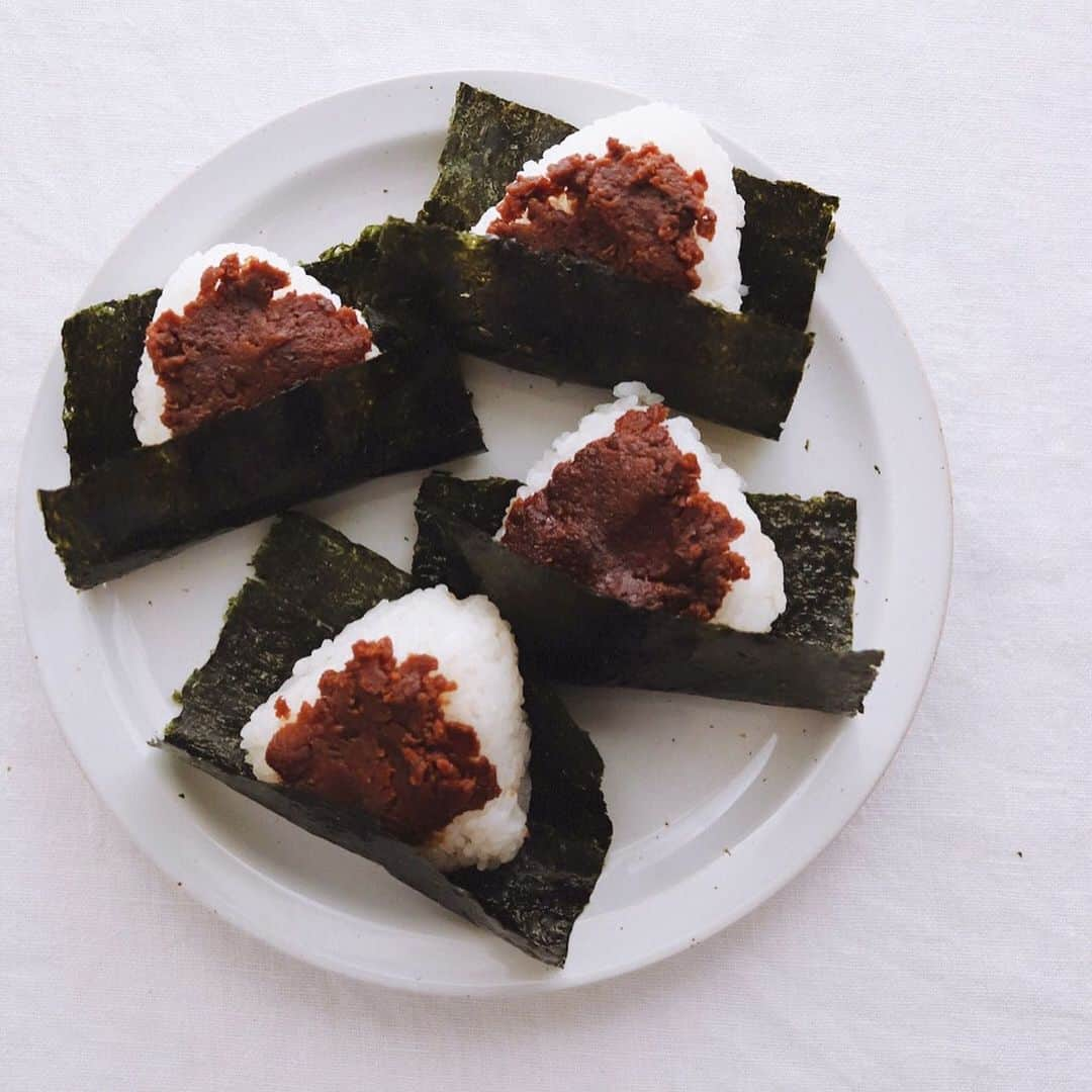 樋口正樹さんのインスタグラム写真 - (樋口正樹Instagram)「Miso Onigiri . 朝のおにぎり。 宮城のお米で 仙台の味噌と 千葉の海苔で。 . 今年のおにぎりアクションは明日１０月７日から１１月２０日まで。 #onigiriaction . 2枚目は、 先日、銀座LOFTで買った瓶に入った仙台味噌。手書きのラベルってついつい手が伸びてしまいます。#阿部幸商店 . . #おにぎり #味噌おにぎり #仙台味噌 #onigiri #misoonigiri」10月6日 8時02分 - higuccini