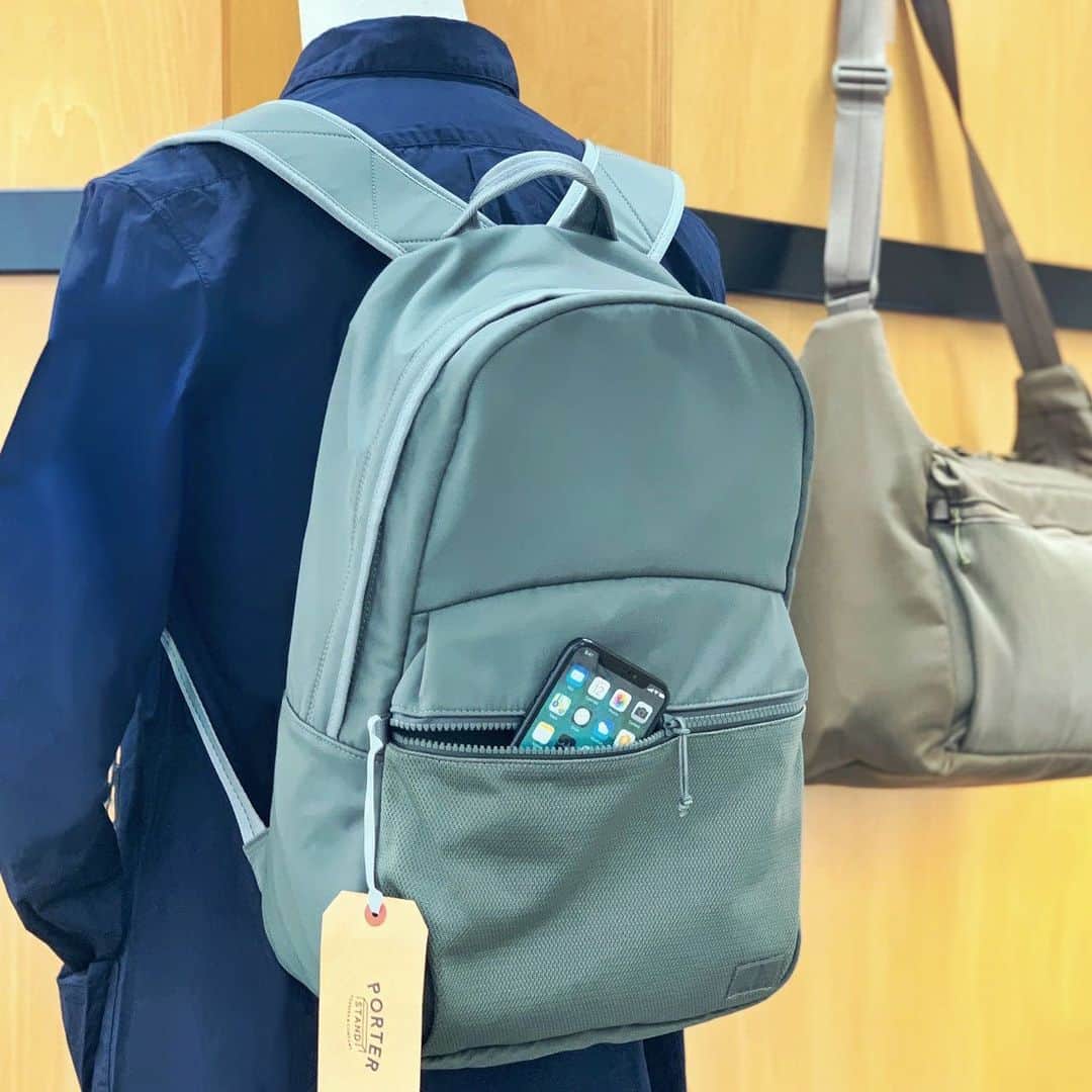 のインスタグラム：「『PORTER STAND TOKYO STATION』  おはようございます。 本日は、ご好評いただいている「ポーター サイレント」シリーズよりデイパックをご紹介いたします。ミリタリーのカラーリングや素材感を、アウトドアの視点で表現したカジュアルシリーズ。ミリタリーテイストのカラーリングにアウトドアアイテム特有の機能性を取り入れ、軽やかな雰囲気に仕上げています。本日ご紹介するデイパックは、デイリーシーンにおすすめ。シンプルなデザインと程よいサイズ感で、男女問わずお使いいただけます。 是非店頭でお手にとってご覧ください。  ポーター サイレント デイパック ￥28,000（税別)  #yoshidakaban #porter #吉田カバン #ポーター #luggagelabel #porteryoshida #porterflagshipstore #kurachikabyporter #porterseoul #potr #madeinjapan #japan #porterstand #shinagawa #tokyo #station #silent #daypack #military #outdoor」
