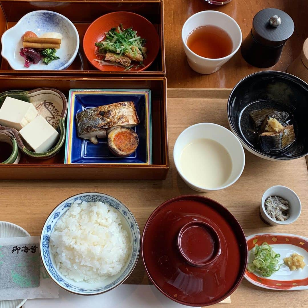 武井義明さんのインスタグラム写真 - (武井義明Instagram)「和食にしてみた。けっこうなボリューム。味付けはとても品がいい。なぜか焼き魚のおかわりが来て、ごはんももう一膳。心を読まれたか？　ちなみに今日は日本語でした。」10月6日 8時35分 - bebechef