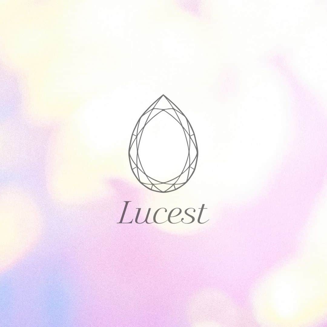 ワコールさんのインスタグラム写真 - (ワコールInstagram)「［Lucest(ルーチェスト)］ 💎(@wacoal_lucest ) . . ランジェリーから毎日のコーディネイトを広げて、ファッションをもっと自由に。もっと自分らしい美しさを。 輝きをはなつダイヤモンドのように、あなたらしく、 きらめいて。 ✱✱✱✱✱✱✱✱✱✱ . 《アウターすっきりスキニーブラ》 バストをコンパクトにすっきり見せて、 ファッションをもっと楽しく。 透け感のあるラッセルレースをカップ全面に使って、 より軽やかに。 . .  アールヌーボーのガラスアートのようにオリエンタルなムードを漂わせるコレクション。色の重なりと輝きが織りなす、艶やかさにつつまれて。 . . ▫️▫️▫️▫️▫️▫️▫️ bra: BYC・313 shorts[T-back]:PYC・413 ▫️▫️▫️▫️▫️▫️▫️ #wacoal #lucest #ワコール #ルーチェスト #ミニマイザーブラ #大きなバストを小さく見せる」10月6日 8時37分 - wacoal.jp
