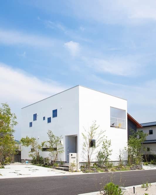 ソラマド香川のインスタグラム：「青空の下でワクワクする暮らし。 ・ ・ --------------------------------------- ‐‐　★「ソラマドの家」資料請求はこちら ・ → @request.soramadokagawa ・ ‐‐　★もっと施工事例を見たい方はこちら ・ → @soramado_kagawa --------------------------------------- ・ ・ #ソラマド香川 ・ #外観デザイン#シンプルな家#木の家#自然素材#無垢床#マイホーム#新築#自由設計#シンプルな暮らし#自然光#暮らしを楽しむ#空間デザイン#soramado#ソラマド#家づくり#中庭のある家#カフェスタイル#自然素材#漆喰#自然素材の家#コートハウス#空#ウッドデッキ#注文住宅#中庭#おしゃれな家#ソラマドキッチン#設計事務所#センコー産業」