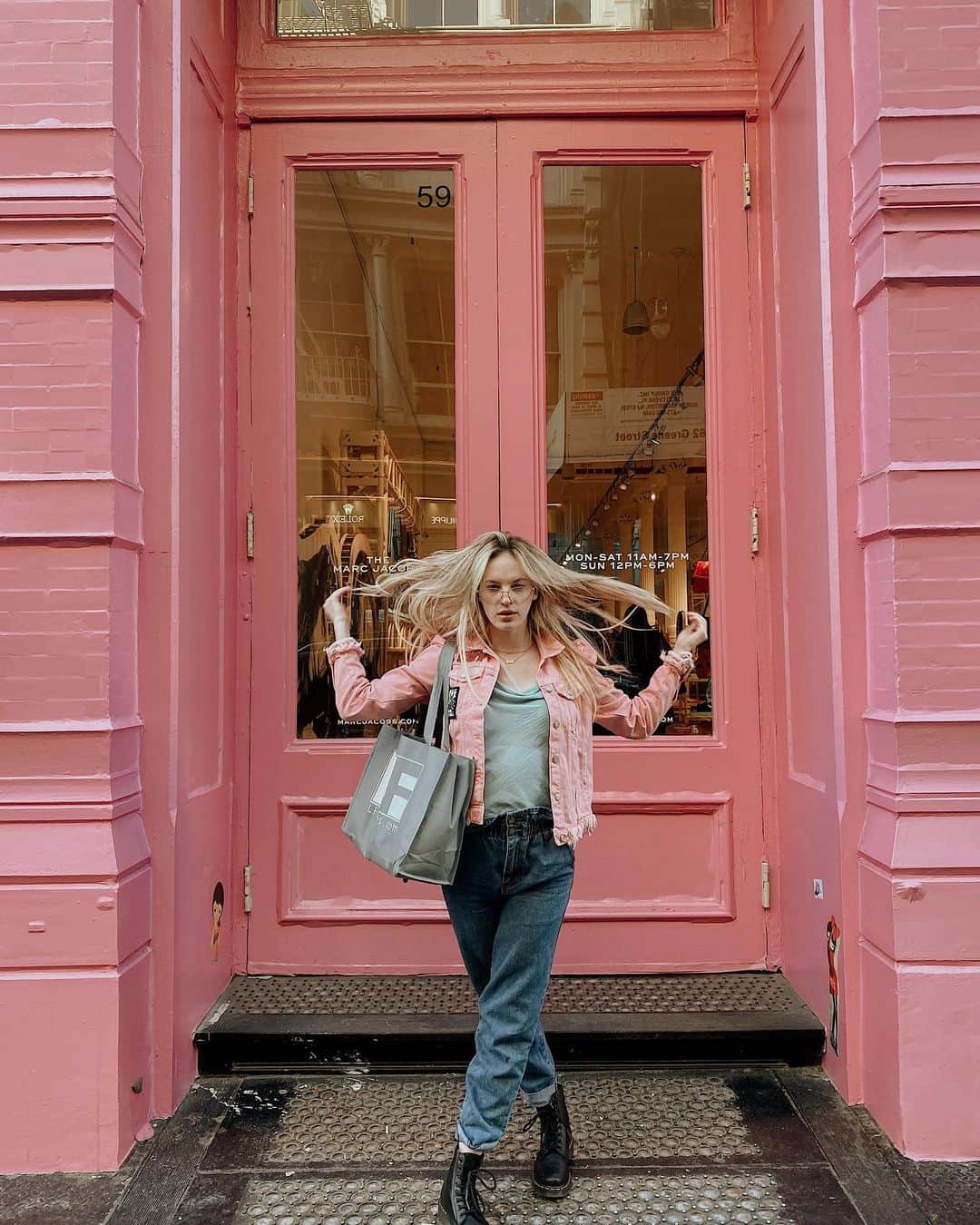 Addison Moffettのインスタグラム：「The Big Strawberry」