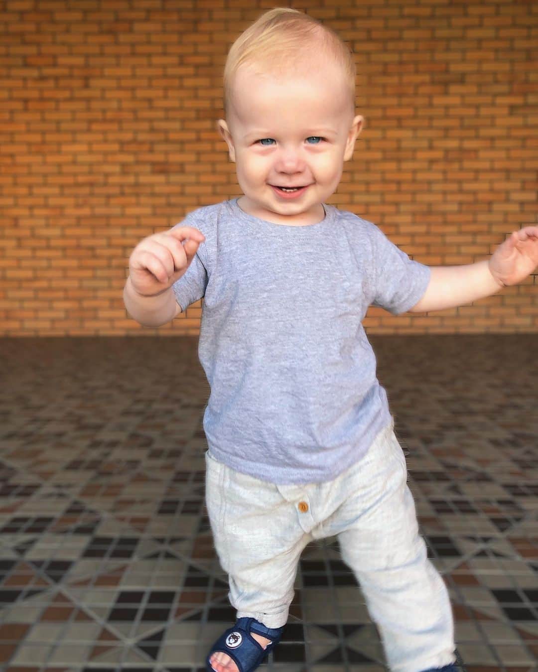 のインスタグラム：「Happy 1st birthday my darling!!! I can’t believe you are one! The best year of our lives. You are the biggest gift on earth! We love you so much ❤️❤️❤️」