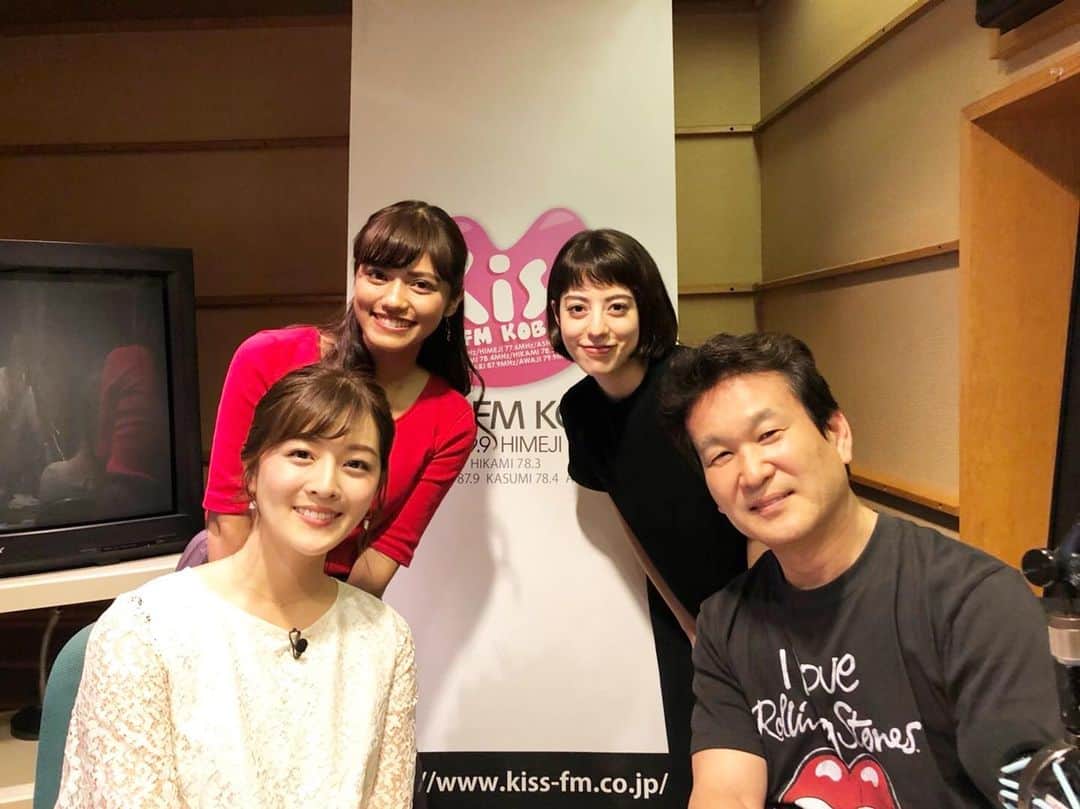 中村秀香のインスタグラム：「Kiss FM KOBE 「辛坊治郎 Sunday Kiss 」 .  #関西やってみなはれ博覧会 のＰＲのため、ゲストとしてお邪魔しました✨ .  慣れないラジオに緊張しましたが、 皆さん本当に優しくフォローして下さり…なんとかＰＲすることができました💪 .  綺麗なお二人に囲まれて、 辛坊さん幸せそうでした☺️ .  オンエア ↓↓ 今日です！🙇‍♂️ 10月6日（日）午後6時〜午後7時55分 .  ぜひお聞きください😊 .  #辛坊治郎 さん #薄田ジュリア さん #加納永美子 さん #中村秀香」