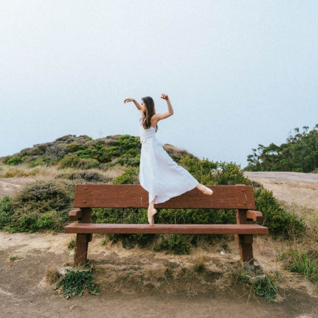 倉永美沙さんのインスタグラム写真 - (倉永美沙Instagram)「I love to feel the ground. The earthquake totally woke me up this morning. The feeling of loosing the ground is a huge fear for me. I’m  from Japan so I think I’m used to it but I guess I lived in Boston where there is no earthquake for too long. Photo by @jamesjinimages 今朝は地震で起こされました。ボストンではほぼ地震はゼロだったので久しぶりでびっくり。地震って地面を信じられなくなる感じがするのですが、地に足がついている感じに敏感なのはバレエダンサーだからなのだと思います。#gravity #ground #secure #ballet #ballerina #ballerinalife #happy #happiness #dance #art #幸せ #バレエ #バレリーナ #rehearsal #travellife #work」10月6日 9時13分 - misakuranaga