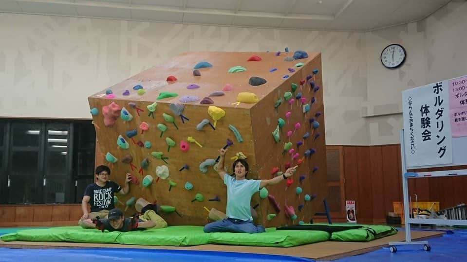 長澤青空のインスタグラム：「9月29日に行われた武道館祭りの壁立てをしてきました！ チームSJCCで3日間搬入組み立てスタッフ撤収と頑張りました！ 400人近くの子どもたちが来てくれて頑張って登ってクリアした子どもたちが喜んでる姿を見るとやって良かったなあと😂 今回も皆さまお疲れ様でしたー！ #SJCC #仙台ジュニアクライミングクラブ 佐藤工務店 #武道館祭り #クライミング #climbing #ボルダリング #bouldering」