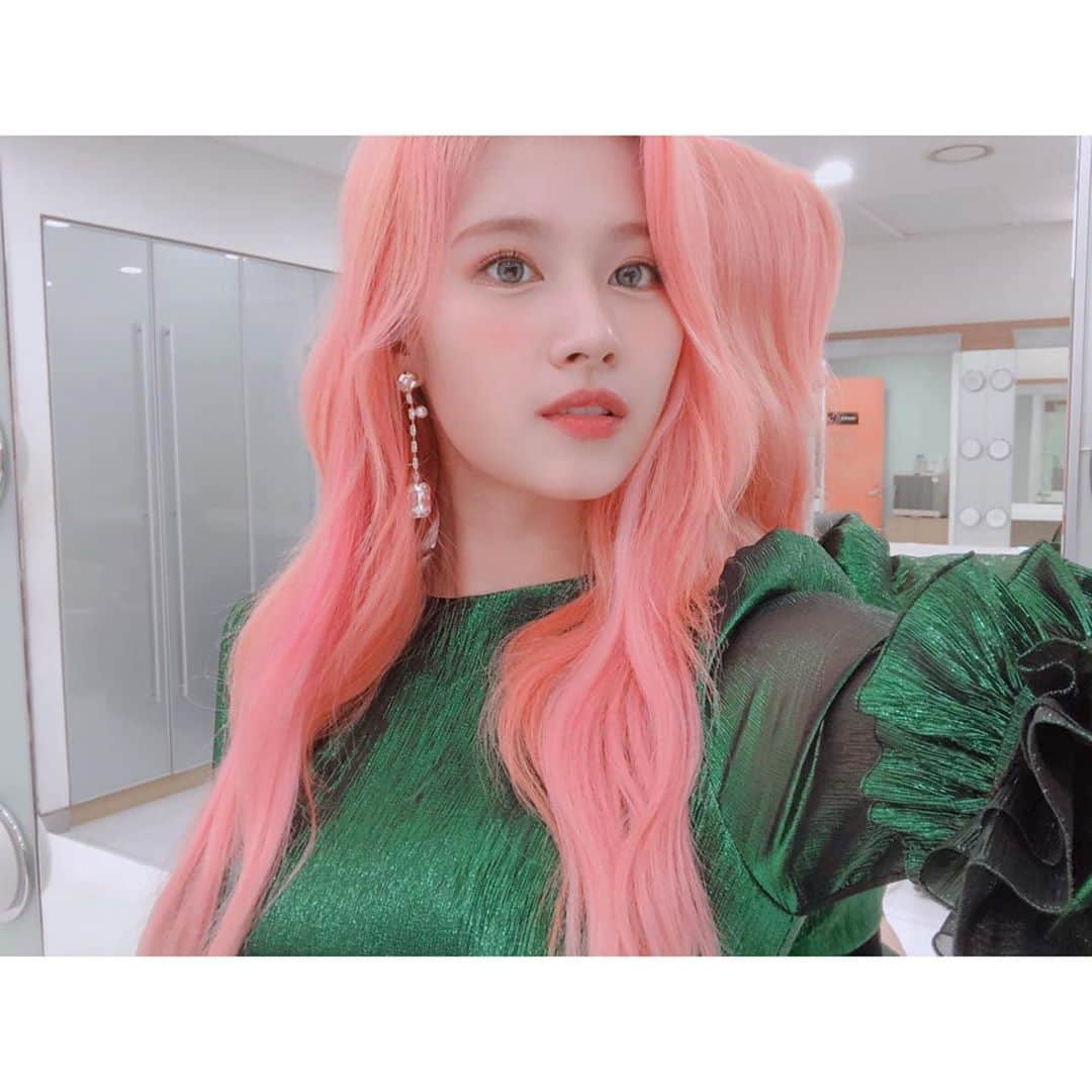 TWICEさんのインスタグラム写真 - (TWICEInstagram)「쇼챔2탄👑💐」10月6日 14時44分 - twicetagram