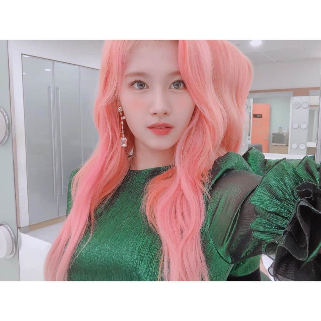 TWICEさんのインスタグラム写真 - (TWICEInstagram)「쇼챔2탄👑💐」10月6日 14時44分 - twicetagram