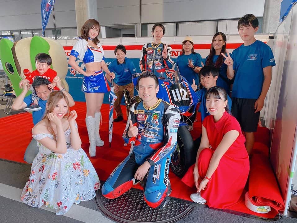 安藤あいかのインスタグラム：「イージーレーシングの皆さんときらら会の皆さんと！ わたしは会社に勤めたことがないから、こういう会社の大きなイベントに憧れました！！ 社内バンドのザ・シンロウズのボーカルの方がステージ上で奥様に「愛してるよ」もたまらなかったぁ  #ezr #イージーレーシング #きらら会 #きららんど #ホンダエンジニアリング #宇都宮」