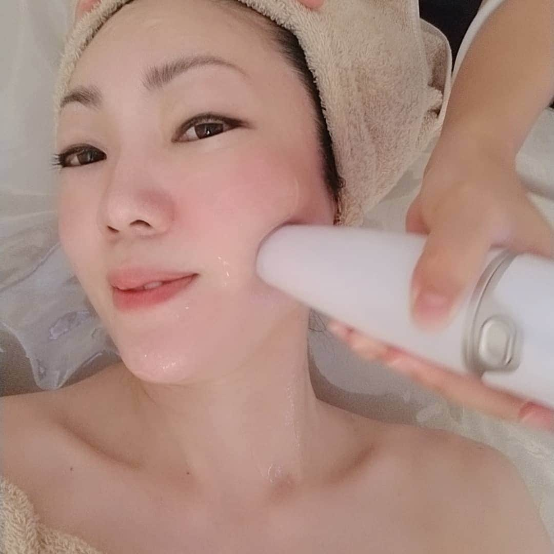 今堀恵理さんのインスタグラム写真 - (今堀恵理Instagram)「人気のギャバ嬢などが通ってる 北新地にオープンされた プライベートマンションでの エステサロン💆　@est.lilas  がずっと気になってて行ってきました😊　中に入ると広くて可愛いの❤  ここは西梅田エリアで、 初の最強リフトアップ機械、 インディバ×ハイフが 同時でできる、サロンだそうです♪❇️ 首まで出来る機械だから首を気にしてる方もこちらだと出来るよ  同時に、毛穴も気になっていたので、水素洗浄をオプションで つけて頂きました♪  できたての生水素で毛穴汚れを落としていくので、鼻まわり、頭皮の汚れもクリーン【濡れない！！】後でどれだけ汚れが取れたか見たら‼️仕上がりのお肌もツルツル  私と同じメニューはスワイプして見てくれたらホットペッパークーポンのだよ✨こちらにオプションで3000円で水素洗浄をプラスしました  #首のシワ　#肩こり　#インディバ　#ハイフ　#水素洗浄　#小鼻の汚れ　#リフトアップ　#温感美容　#北新地　#西梅田　#美肌作り　#美白　#小顔　#たるみ　#しわ」10月6日 9時27分 - eriimahori