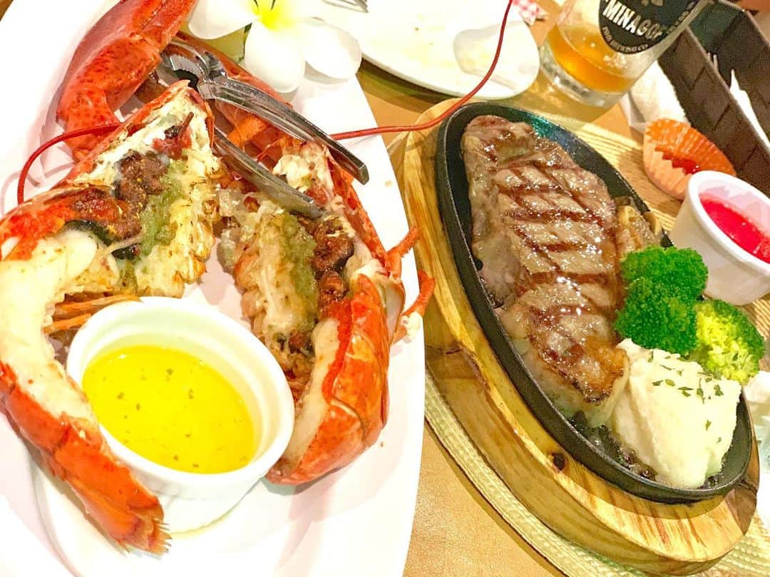 花田浩菜のインスタグラム：「ロブスター&お肉😍 豪快なのがアメリカンでよい❤️🇺🇸 . . #子連れグアム で食べたもの🍽 店員さんもとっても優しく、キッズメニュー（しかも食べてないけどうどんがあった😂）もあり、ハイチェアあり、焼いて持ってきてくれるバーベキュー料理&ダンスショー&送迎も無料と有り難すぎる#コアバーベキューガーデン は初日の夜に予約していきました😊 . . 税関通るのにどのくらいかかるかわからないし、疲れてるだろうから早めにディナーして送ってもらって寝ようwと予約しておいてよかった❤️ ロブスターはまるごと！しかも焼く前のロブスターを席まで持ってきてくれて🦞 息子に見せてくれて不思議そうにちょんちょんしてました😂（🔜スワイプ） . . ショーは息子も一緒に手を叩いたりして、楽しみながらすごく見てくれていたので時間も持つし、 主人のお誕生日＆息子のお誕生日でバースデープレートを予約しておいたらまさかのショーの最後に全員の前でお祝いしてもらえるタイプだった😂 けれど店員さん、お客さんみんな優しくて帰り際に息子におめでとう😍とたくさん声をかけてくださり、上機嫌でした😊❤️ 中でもガーリックシュリンプ！ぷりぷりで美味しくて！グアムの中でもお気に入りになりました😊❤️ 赤ちゃん連れが多くて入りやすかったです💕 . . #corebbq #コアバーベキュー #子連れグアムレポ  #グアム旅行 #家族旅行 #子連れ旅行 #子連れ海外 #1歳11ヶ月 #2歳0ヶ月 #男の子ママ #2人目妊娠中 #女の子ママ予定 #guamtrip #happy #happydays」