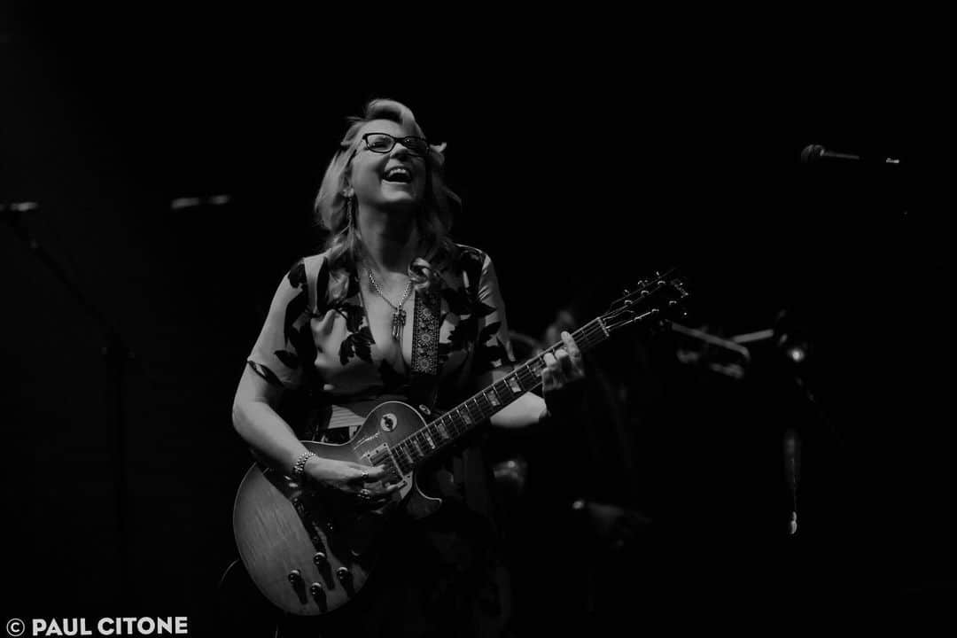 テデスキ・トラックス・バンドのインスタグラム：「Susan is all smiles on the “Don’t Do It” opener on the final night of our Beacon run. Order now on nugs.tv and watch live or on demand (link in bio). Photo by @paulcitone.」