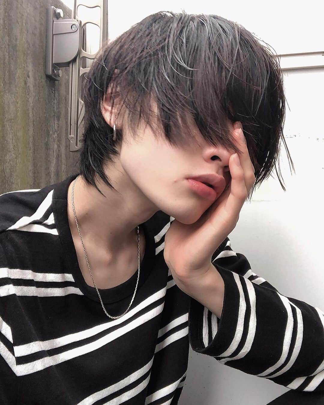 齋藤正太さんのインスタグラム写真 - (齋藤正太Instagram)「シースルーウルフ  #ulzzang #ulzzangboy #ulzzangasia #美容師 #マッシュ#メンズヘア #メンズカット#韓国好きな人と繋がりたい #パーマ#スパイラルパーマ#bts #防弾少年団好きな人と繋がりたい #マッシュウルフ#メンズカラー#ツイストパーマ #韓国ファッション#おしゃれさんと繋がりたい #ウルフカット #メンズ髪型 #センターパート #셀카#韓国ヘア #패션#ネイビーカラー #グク#ツイストスパイラル」10月6日 10時09分 - signal8756