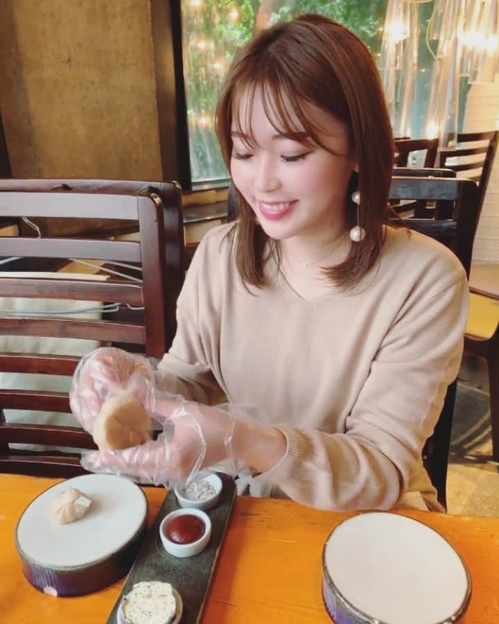 藤川沙弥のインスタグラム：「今回初めて行った江南にある﻿ 📍敬天愛人2237﻿ (경천애인　2237/キョンチョネイン2237）﻿ ﻿ 韓牛の1級+もしくは1級++のお肉しか﻿ 扱っていないお店で、とにかくお肉が綺麗〜✨﻿ ﻿ 今回は特上ヒレ肉と霜降りロースを注文。﻿ 全然脂っこくなく、柔らかくて本当に美味しい‼︎﻿ 3種のソースがついてくるんだけど﻿ (塩、コチュジャン、ブルーチーズ)﻿ ブルーチーズとのコラボが﻿ 最高に美味しくて感動しました🥺😤👏🏻﻿ ﻿ お肉は全て店員さんが焼いてくれます🙇‍♀️﻿ 焼きすぎないように﻿ ポテトの上に置いてくれたりと配慮が◎﻿ 大好きなニンニクは醤油漬けにされていて﻿ 手袋でムキムキします🧤🤤﻿ チョレギサラダも🍋を絞るタイプで﻿ サッパリなおいしさでお箸が止まらない〜。。﻿ ﻿ 最後の〆は韓牛のおこげご飯炒め🍚﻿ もう美味しくない訳がないよね←﻿ ご飯がパリッとしてておいしさ倍増。﻿ ﻿ お肉の熟成に集中する為﻿ アルコール類は置いてないみたいなので﻿ お酒を飲みたい人は持ち込みOKみたい🙆‍♀️﻿ ﻿ ランチで行きましたが２人で２万弱。﻿ 韓国は安旨店が多くある中で﻿ 贅沢なランチでした🍴たまにはありですね❤️﻿ また絶対行きたいお店になりました🥺﻿ ﻿ ※韓国語のメニューしかないので﻿ 翻訳アプリなど必須かもです◎﻿ (英語版もなかったです！)﻿ ﻿ ﻿ ﻿ ﻿ ﻿ ﻿」