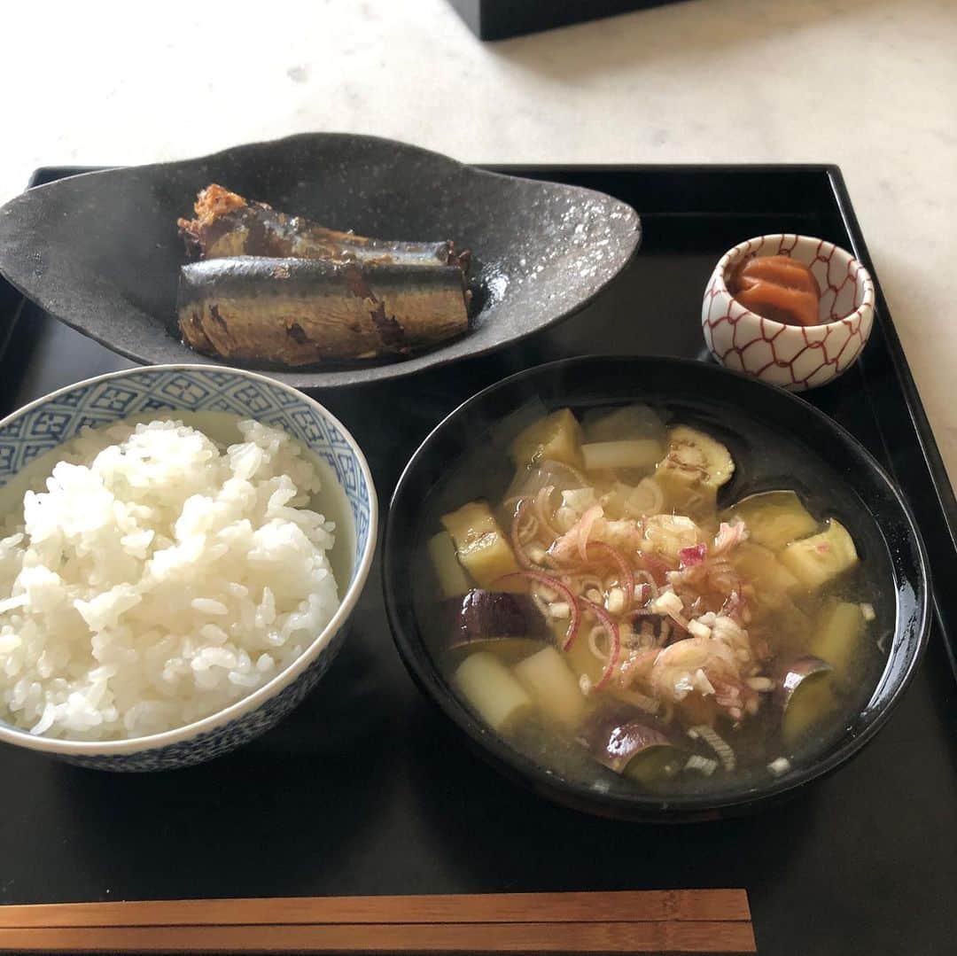 行正り香さんのインスタグラム写真 - (行正り香Instagram)「おはようございます。新米の季節。食べてみたいお米がたくさん。福山の里山のつぶ、宮城のだて正夢など。2キロずつ買って、いろいろ試そう。#rikayukimasa #行正り香 #和食ごはん #やっぱり和食かな#煮魚は、さみしさ同量水二倍#さとう、みりん、しようゆ、酒は同量あとは水を多目にして煮ます#どんなお魚でもおいしく煮ることができます。砂糖控えめなにしたい方は、半量で#昨日のラグビーも、素晴らしかったですねえ！#和食#朝食#Japanese food#本日は新潟新之助#熊本 くまさんの夢#富山 富富富#石川 ひゃくまん穀とか、どのお米もネーミングがステキです」10月6日 10時14分 - rikayukimasa