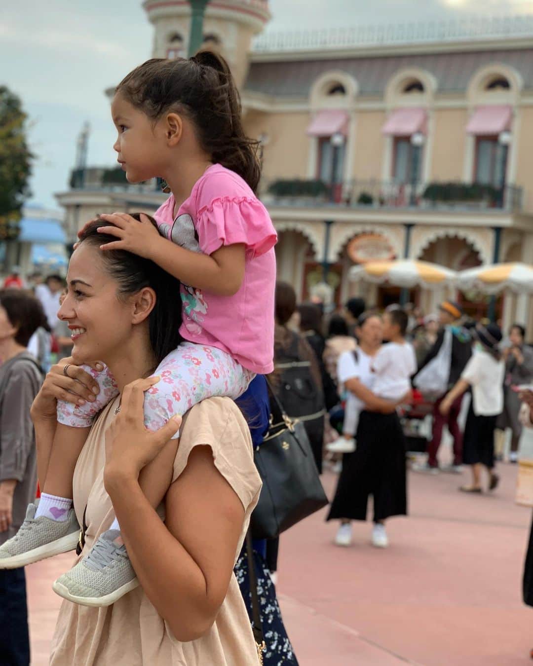 エリナ シルカのインスタグラム：「Mom strength. Useful at Disneyland 💪 子供のためならパワーあるよ〜😤」