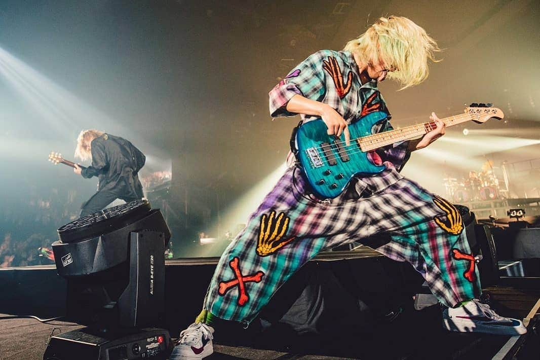 ONE OK ROCK WORLDさんのインスタグラム写真 - (ONE OK ROCK WORLDInstagram)「■EYE OF THE STORM JAPAN TOUR 2019-2020  宮城, 宮城セキスイハイムスーパーアリーナ(1日目) _ @10969taka 仙台day 1！！！ ありがとう！お前ら愛してるぞー！^_^ 明日もよろしくね！ @oneokrockofficial _ @toru_10969 仙台激アツ！！1日目ありがとー！キッズも可愛かったなー。📸 @vizkage _ @tomo_10969 仙台1日目🔥 みんなのあたたかさに包まれた夜でした。 楽しかったね☺️ ありがとう✨🕊 @vizkage 📸  #メガネ君は全部好き説 _ @ryota_0809 仙台最高すぎる！ 明日も楽しみやな〜！😎😎😎 来てくれたみんなありがとう！！！ Photo by @vizkage _ @10969taka Sendai day 1! ! ! Thank you!  I love you! ^ _ ^ See you tomorrow! @oneokrockofficial _ @toru_10969 Sendai so exciting! !  Thank you for the first day!  These kids were cute. 📸 @vizkage _ @tomo_10969 Sendai Day 1 It was a night surrounded by the everyone's warmth. It was fun ☺️ Thank you ✨🕊 @vizkage 📸 #メガネ君は全部好き説 _ @ryota_0809 Sendai was too great! Looking forward to seeing you  tomorrow! 😎😎😎 Thanks for coming everybody! ! !  Photo by @vizkage _ #oneokrockofficial #10969taka #toru_10969 #tomo_10969 #ryota_0809 #fueledbyramen #eyeofthestorm #eyeofthestormjapantour20192020」10月6日 10時42分 - oneokrockworld