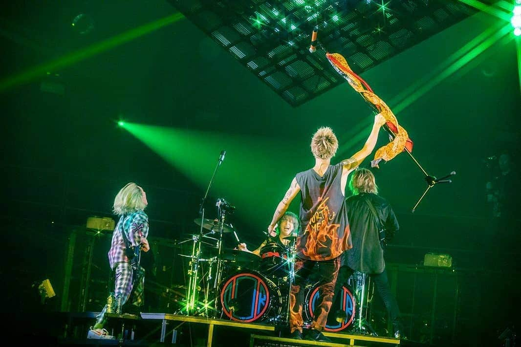 ONE OK ROCK WORLDさんのインスタグラム写真 - (ONE OK ROCK WORLDInstagram)「■EYE OF THE STORM JAPAN TOUR 2019-2020  宮城, 宮城セキスイハイムスーパーアリーナ(1日目) _ @10969taka 仙台day 1！！！ ありがとう！お前ら愛してるぞー！^_^ 明日もよろしくね！ @oneokrockofficial _ @toru_10969 仙台激アツ！！1日目ありがとー！キッズも可愛かったなー。📸 @vizkage _ @tomo_10969 仙台1日目🔥 みんなのあたたかさに包まれた夜でした。 楽しかったね☺️ ありがとう✨🕊 @vizkage 📸  #メガネ君は全部好き説 _ @ryota_0809 仙台最高すぎる！ 明日も楽しみやな〜！😎😎😎 来てくれたみんなありがとう！！！ Photo by @vizkage _ @10969taka Sendai day 1! ! ! Thank you!  I love you! ^ _ ^ See you tomorrow! @oneokrockofficial _ @toru_10969 Sendai so exciting! !  Thank you for the first day!  These kids were cute. 📸 @vizkage _ @tomo_10969 Sendai Day 1 It was a night surrounded by the everyone's warmth. It was fun ☺️ Thank you ✨🕊 @vizkage 📸 #メガネ君は全部好き説 _ @ryota_0809 Sendai was too great! Looking forward to seeing you  tomorrow! 😎😎😎 Thanks for coming everybody! ! !  Photo by @vizkage _ #oneokrockofficial #10969taka #toru_10969 #tomo_10969 #ryota_0809 #fueledbyramen #eyeofthestorm #eyeofthestormjapantour20192020」10月6日 10時42分 - oneokrockworld