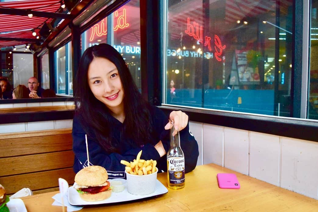 里彩さんのインスタグラム写真 - (里彩Instagram)「🍔❤️❤️❤️🔥 チキンとビーツのハンバーガー🥺 相性抜群で 美味しいすぎました🥺❤️ Photo by @0t8o2y4  #sydney #grilldworldsquare #humberger」10月6日 10時55分 - risa_gram611