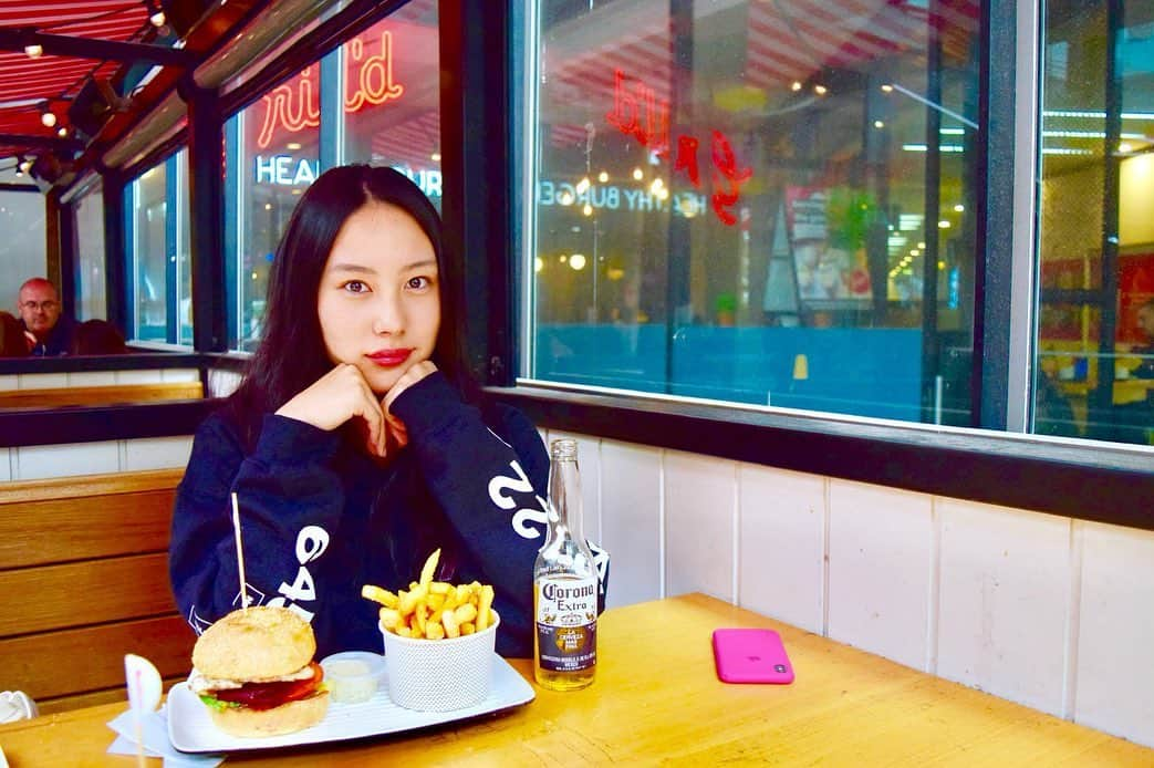 里彩さんのインスタグラム写真 - (里彩Instagram)「🍔❤️❤️❤️🔥 チキンとビーツのハンバーガー🥺 相性抜群で 美味しいすぎました🥺❤️ Photo by @0t8o2y4  #sydney #grilldworldsquare #humberger」10月6日 10時55分 - risa_gram611